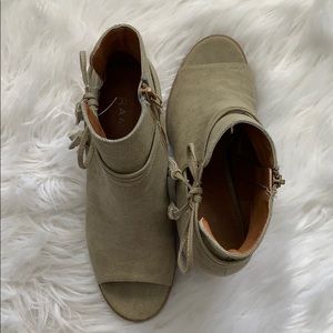 Open toe heeled booties